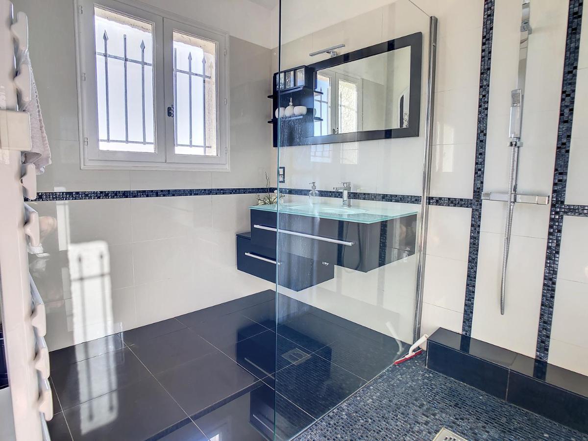 3 Bedrooms Villa Near Cannes - Pool & Jacuzzi - Sea View Манделю-ла-Напул Екстериор снимка