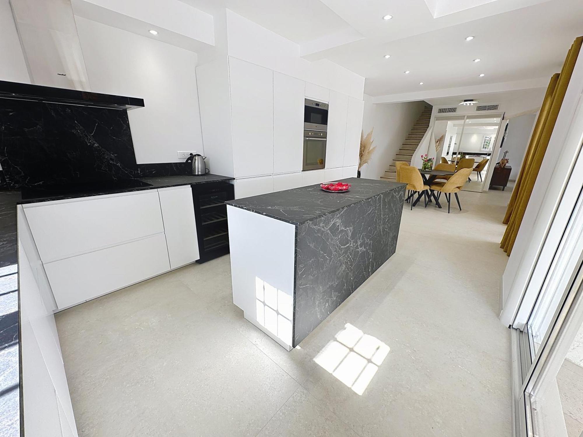 3 Bedrooms Villa Near Cannes - Pool & Jacuzzi - Sea View Манделю-ла-Напул Екстериор снимка