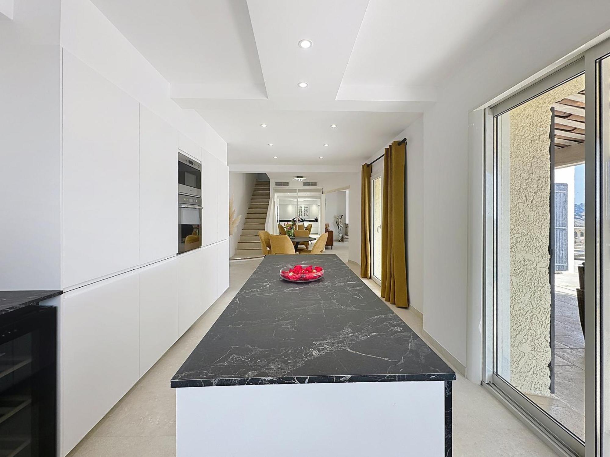 3 Bedrooms Villa Near Cannes - Pool & Jacuzzi - Sea View Манделю-ла-Напул Екстериор снимка