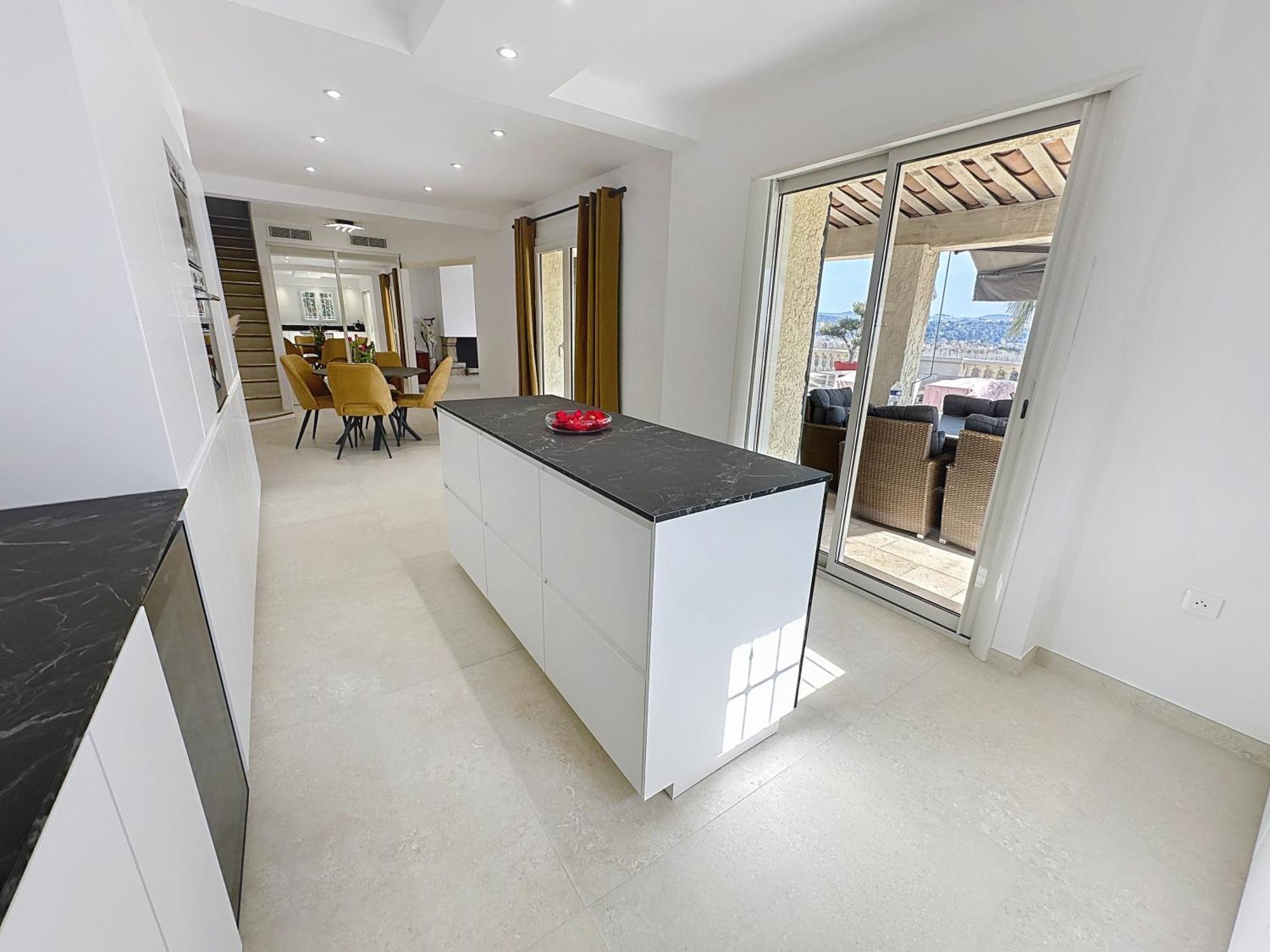3 Bedrooms Villa Near Cannes - Pool & Jacuzzi - Sea View Манделю-ла-Напул Екстериор снимка